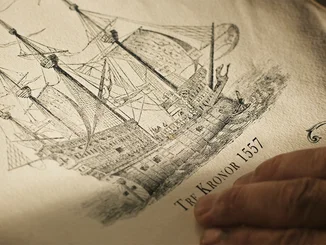 Eine Zeichnung des Schiffes Tre Kronor mit der Jahresangabe 1557.