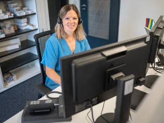 Mitarbeiterin des Europa-Park Gästeservice bei der Arbeit am Computer.