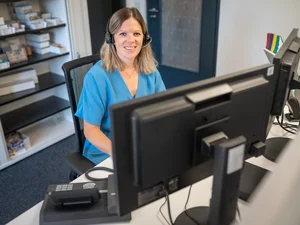 Mitarbeiterin des Europa-Park Gästeservice bei der Arbeit am Computer.