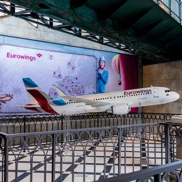 Der Wartebereich der Attraktion Voletarium im Europa-Park von innen. In der Mitte des Raums steht ein großes Modellflugzeug von Eurowings.