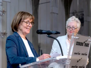 Marianne Mack bei einer Rede während der ehrenamtlichen Vortragsreihe "Neue Perspektiven".