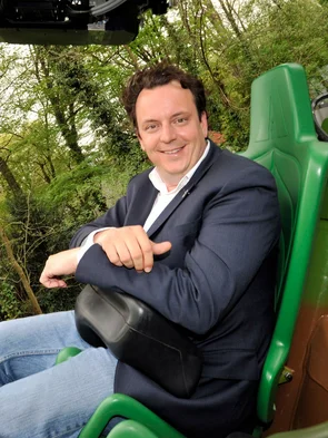 Michael Mack sitzt in der Attraktion ARTHUR im Europa-Park. 