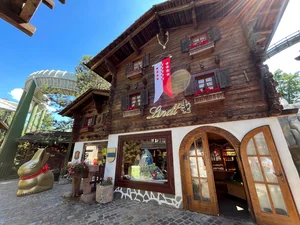 Der Lindt Shop im Schweizer Themenbereich im Europa-Park von außen.