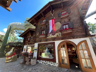 Der Lindt Shop im Schweizer Themenbereich im Europa-Park von außen.