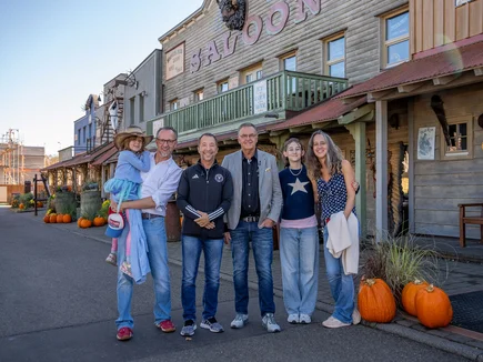 Roland Mack, Projektpate DJ BoBo und eine betroffene Familie vor der Silver Lake City, dem Ort, an dem das "Kinderhaus Kleine Helden" entstehen wird. 