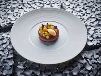 Das Dessert des Menüs kombiniert viele verschiedene Geschmacksnoten.