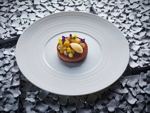 Das Dessert des Menüs kombiniert viele verschiedene Geschmacksnoten.