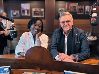 Dr. Auma Obama und Roland Mack sitzen gemeinsam bei der Podcastaufnahme im "Studio78" im Europa-Park.