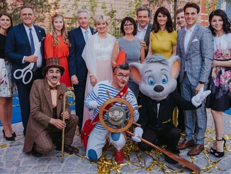 Die komplette Unternehmerfamilie Mack bei der Eröffnung des Hotels "Krønasår" im Europa-Park Erlebnis-Resort. 