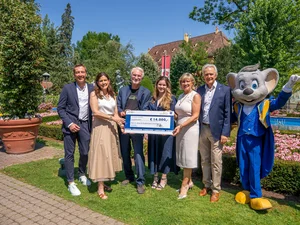 Oliver und Bianca Kleine, Mauritia und Jürgen Mack übergeben den Spendenscheck über 14.000 Euro Dr. Thomas Schliermann und Susana Sierra Peláez von Patio.