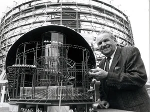 Franz Mack mit einem Modell der Eurosat vor der Baustelle, zeigt den Querschnitt der Anlage.