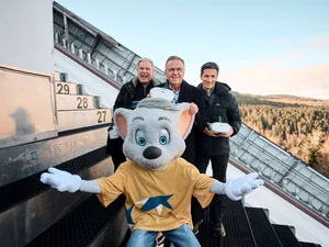 Europa-Park Inhaber Roland Mack gemeinsam mit dem ehemaligen Bürgermeister der Gemeinde Hinterzarten Hansjörg Eckert, Skisprunglegende Martin Schmitt und Ed Euromaus auf der Skischanze Hinterzarten.