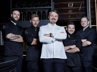 Das Team des "Ammolite – The Lighthouse Restaurant" mit Sternekoch Peter Hagen-Wiest.