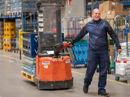 Un collaborateur logistique d’Europa-Park Resort transporte des marchandises à l’aide d’un chariot de manutention.
