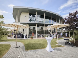 Das neue Gebäude der TALENT ACADEMY Europa-Park in Rust von außen.