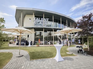 Das neue Gebäude der TALENT ACADEMY Europa-Park in Rust von außen.