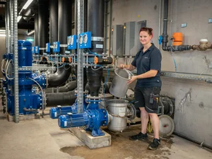 Eine Handwerkerin bei der Arbeit in der Wasserwelt Rulantica.