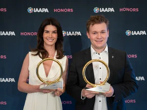 Miriam und Frederik Mack nehmen die IAAPA Brass Ring Awards für den Europa-Park entgegen.