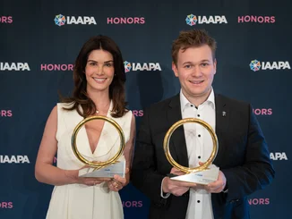 Miriam und Frederik Mack nehmen die IAAPA Brass Ring Awards für den Europa-Park entgegen.