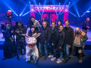 Michael Mack, Thomas Mack, Katja Mack, Ann-Kathrin Mack und Nicolas Mack, gemeinsam mit schaurigen Darstellern bei Traumatica.