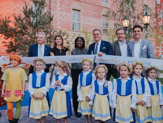Teile der Familie Mack stehen mit Auma Obama und Kindern in nordischen Kleidern vor dem 4-Sterne Superior Erlebnishotel "Krønasår" anlässlich der Eröffnung.