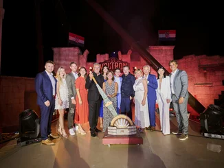 Frederik, Alexia, Nicolas, Ann-Kathrin, Roland, Miriam, Marianne, Michael, Mauritia, Jürgen, Katja und Thomas Mack bei Nacht im Kroatischen Themenbereich.