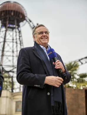 Roland Mack hält eine Rede bei der Eröffnung des Kroatischen Themenbereichs. Im Hintergrund Voltron Nevera powered by Rimac.