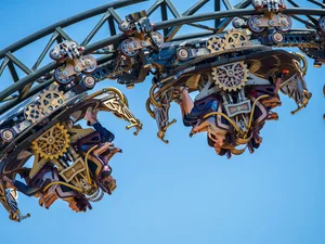 Die Time Traveler Stahlachterbahn von MACK Rides im Freizeitpark Silver Dollar City, eröffnet 2018.