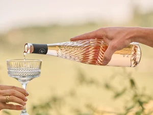 Schenken Sie sich ein Glas ALZA Le Rosé ein.