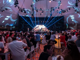 Eine Feier im Europa-Park Dome mit Live-Musik.
