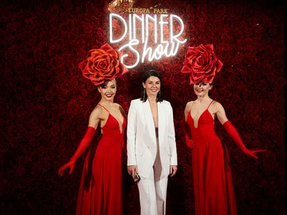 Katja Mack mit zwei Darstellern der Europa-Park Dinner-Show.