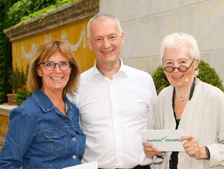 Marianne Mack (re.) und Barbara Dickmann (li.) mit dem Referenten Jean Pierre Bringhen bei der ehrenamtlichen Vortragsreihe "Neue Perspektiven" im Europa-Park Erlebnis-Resort.