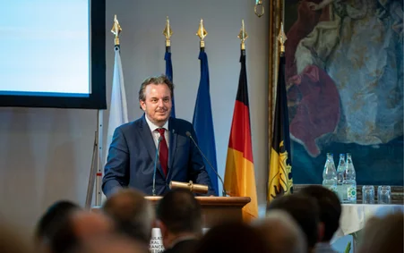 Michael Mack hält auf einer Bühne eine Rede zur Verleihung des Chevalier de la Légion d’honneur.