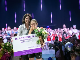 Katja Mack übergibt einer überglücklichen Teilnehmerin ein Talent Stipendium der Europa-Park TALENT ACADEMY.