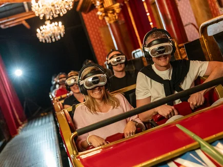 Mithilfe einer VR-Brille, welche unsere Gäste in eine virtuelle Welt passend zum Verlauf der Bahn eintauchen lässt, wird die Achterbahnfahrt noch immersiver.
