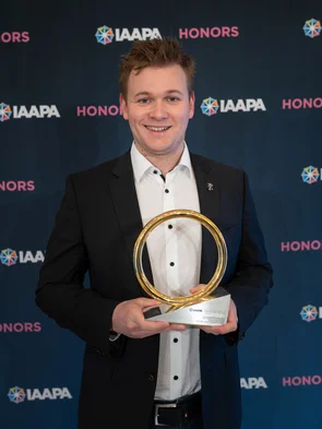 Frederik Mack mit der Auszeichnung in der Kategorie Human Resources Excellence der IAAPA Honors.