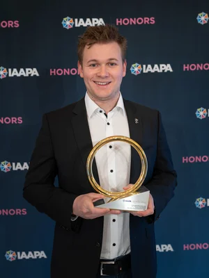 Frederik Mack mit der Auszeichnung in der Kategorie Human Resources Excellence der IAAPA Honors.