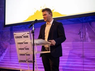 Frederik Mack hält auf der Bühne eine Rede zur Jubilarfeier.