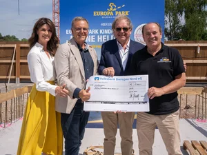 Miriam Mack, Roland Mack, Wieland Schwarzkopf und Wolfram Kons mit dem Spendenschein des RTL-Spendenmarathons.