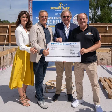 Roland und Miriam Mack bei der Spendenübergabe für das Kinderhaus Kleine Helden.
