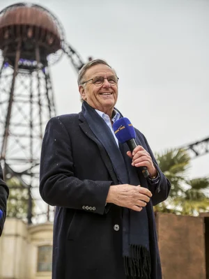 Roland Mack hält eine Rede bei der Eröffnung des Kroatischen Themenbereichs. Im Hintergrund Voltron Nevera powered by Rimac.