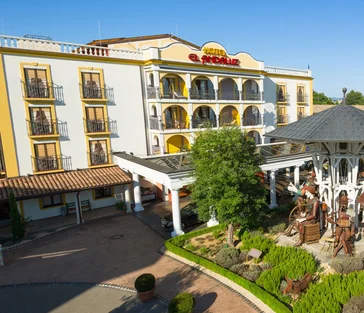 Frontansicht des Hotels "El Andaluz“ mit spanischer Landschaftsgestaltung und Dekoration bei Sonnenschein.