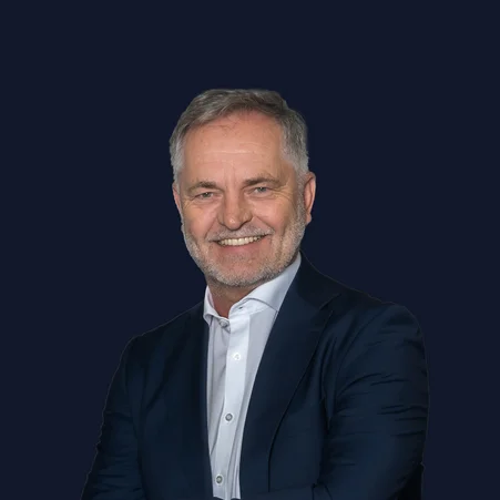 Porträtaufnahme von Engelbert Gabriel, der in die Kamera lächelt.