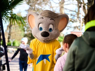 Ed Euromaus, das Maskottchen des Europa-Park, beim Meet & Greet mit Gästen des Parks. 