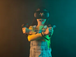 Kind, ausgestattet mit dem VR-Headset und den Handtrackern von YULLBE.