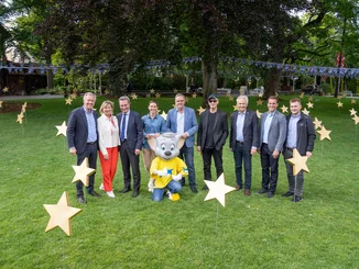 Christian Wulff, Mauritia Mack, Günther Oettinger, Ann-Kathrin Mack, Roland Mack, Ottmar Hörl, Jürgen Mack, Thomas Mack, Frederik Mack und Ed Euromaus im Garten der Sterne.