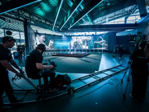 Mitarbeiter von MACK Media bei der Arbeit während des Livestreams der MACK One Keynote von Michael Mack und Steven Gätjen. 