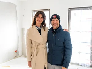 Botschafterin Miriam Mack und Projektpate DJ BoBo stehen auf der Baustelle eines der zukünftigen Apartments des "Europa-Park Kinderhaus Kleine Helden".