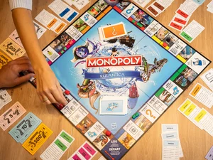 Das ausgebreitete Rulantica Monopoly Spielbrett während eines Spiels.