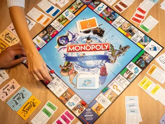 Das ausgebreitete Rulantica Monopoly Spielbrett während eines Spiels.